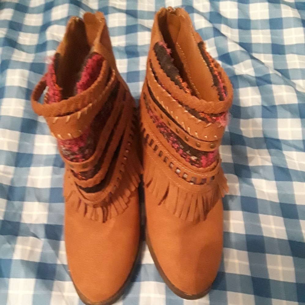 💚💛SOLD💚💛Super cute ankle boots w 1 inch heel.